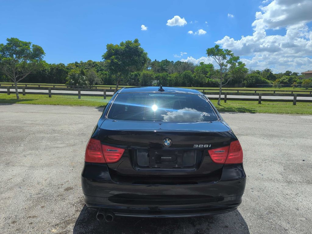 2011 BMW 3 Series Image 5