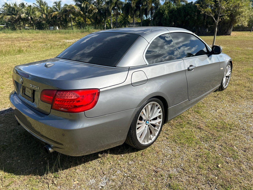 2011 BMW 3 Series Image 4