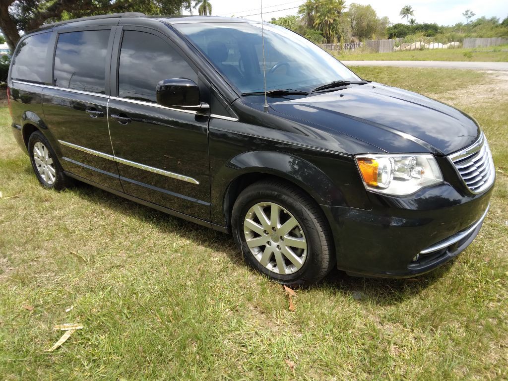 2016 Chrysler Town & Country Image 2