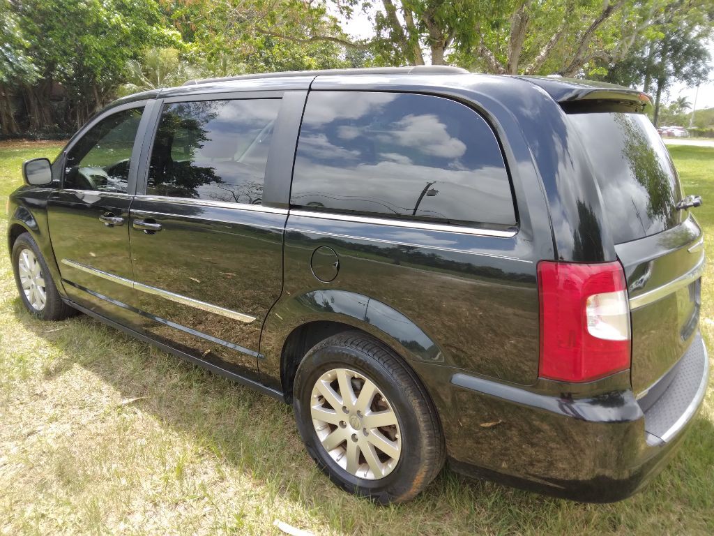 2016 Chrysler Town & Country Image 4
