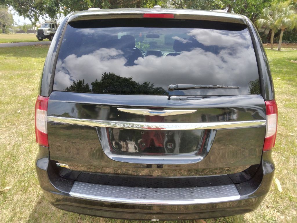 2016 Chrysler Town & Country Image 5