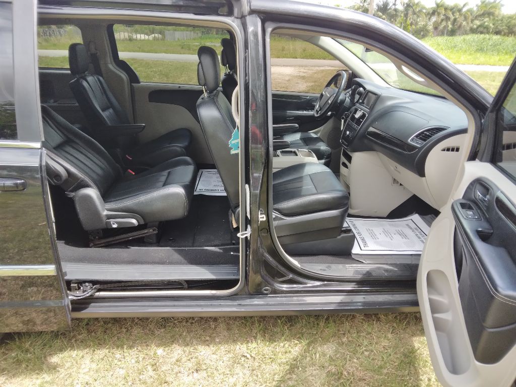 2016 Chrysler Town & Country Image 7