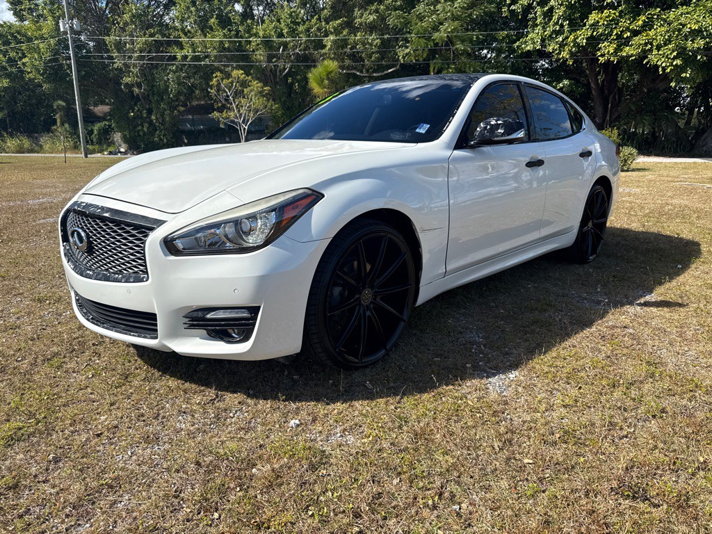 2015 INFINITI Q70 Image 1