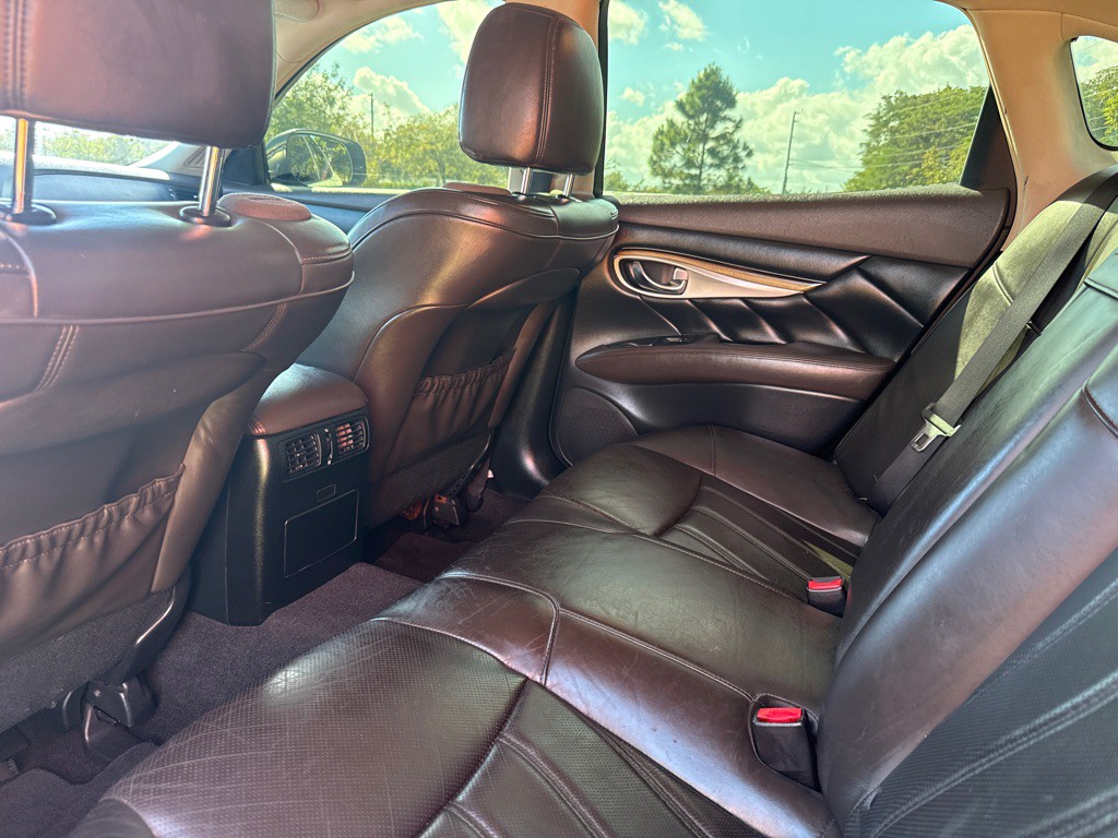 2015 INFINITI Q70 Image 9