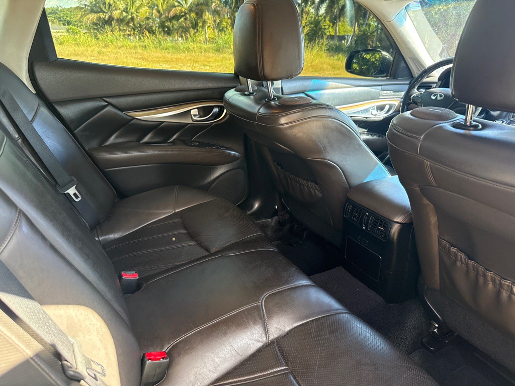 2015 INFINITI Q70 Image 10