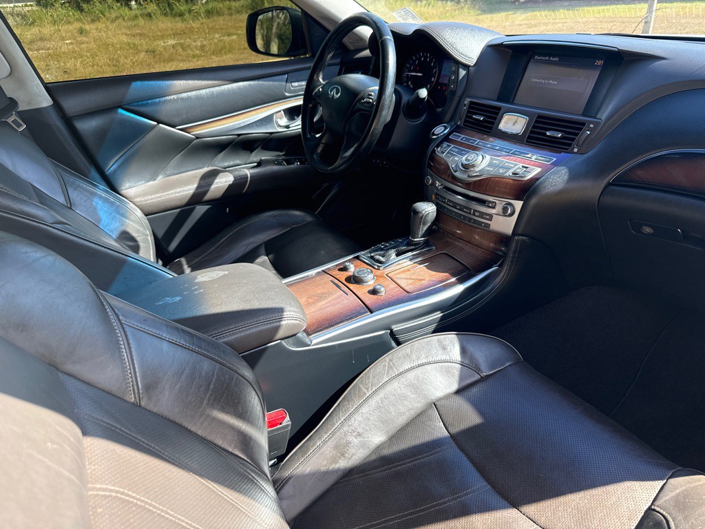 2015 INFINITI Q70 Image 11
