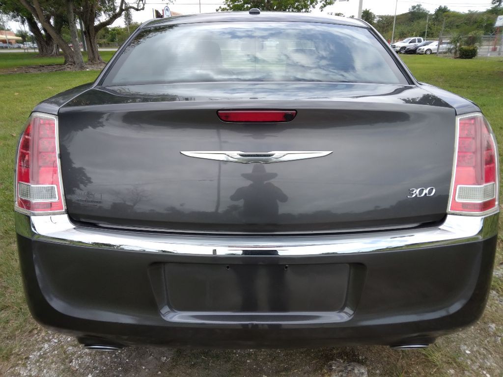 2014 Chrysler 300 Image 16