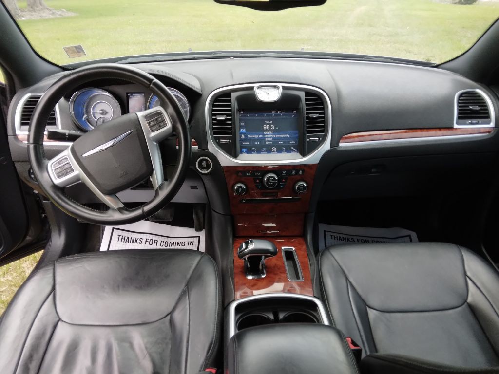 2014 Chrysler 300 Image 17