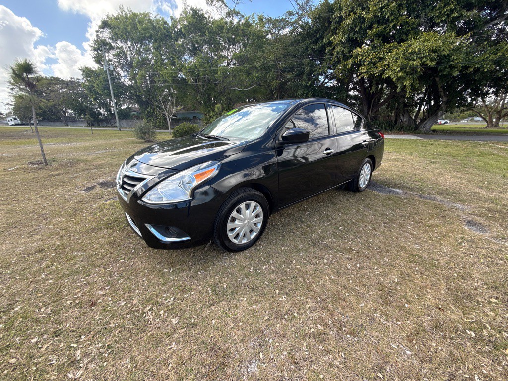 2019 Nissan Versa Image 1