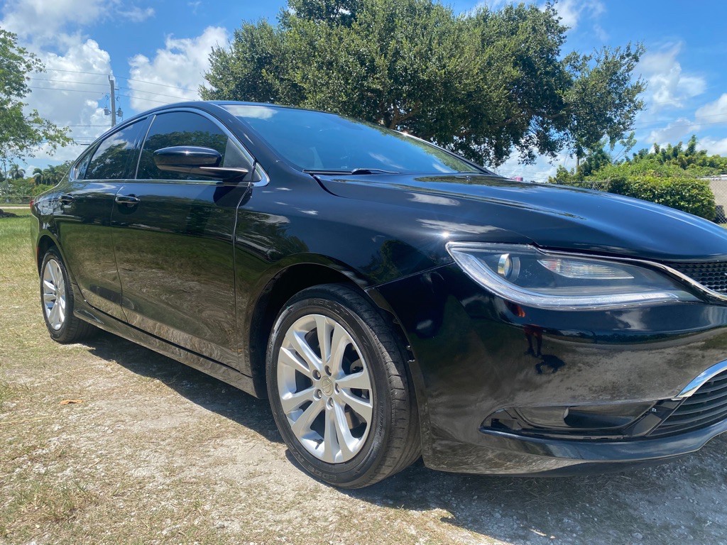 2016 Chrysler 200 Image 2