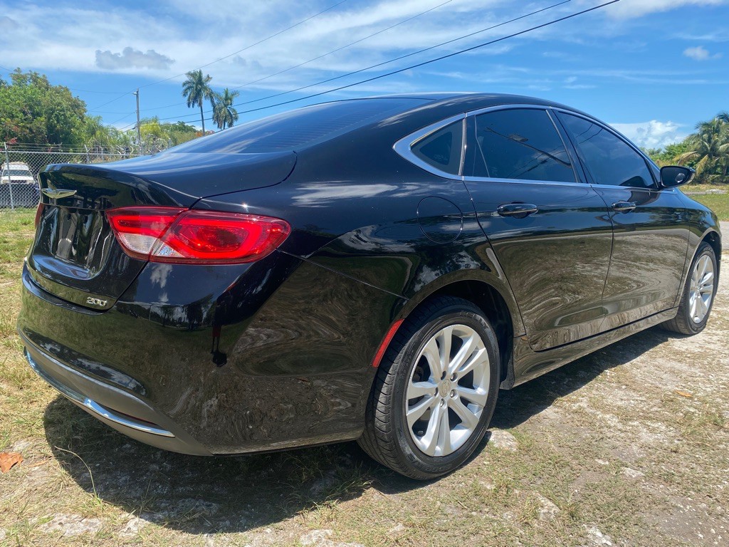 2016 Chrysler 200 Image 4