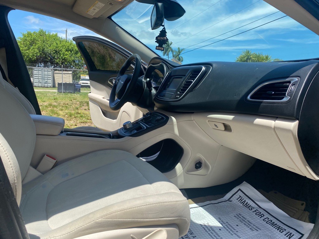 2016 Chrysler 200 Image 7