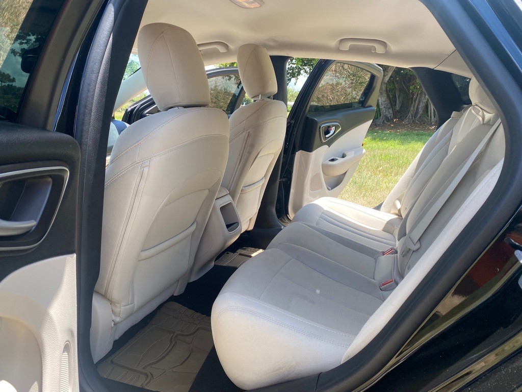 2016 Chrysler 200 Image 8