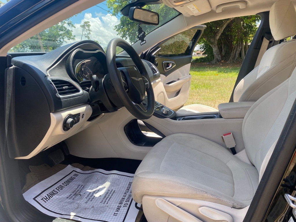 2016 Chrysler 200 Image 9