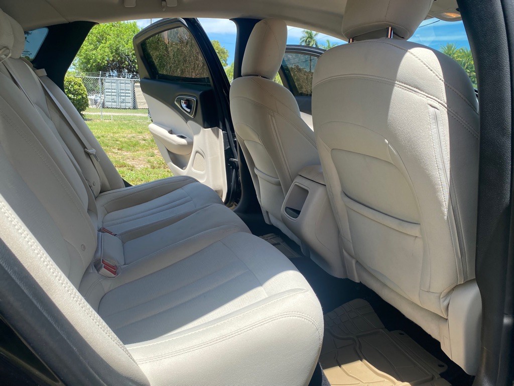 2016 Chrysler 200 Image 10