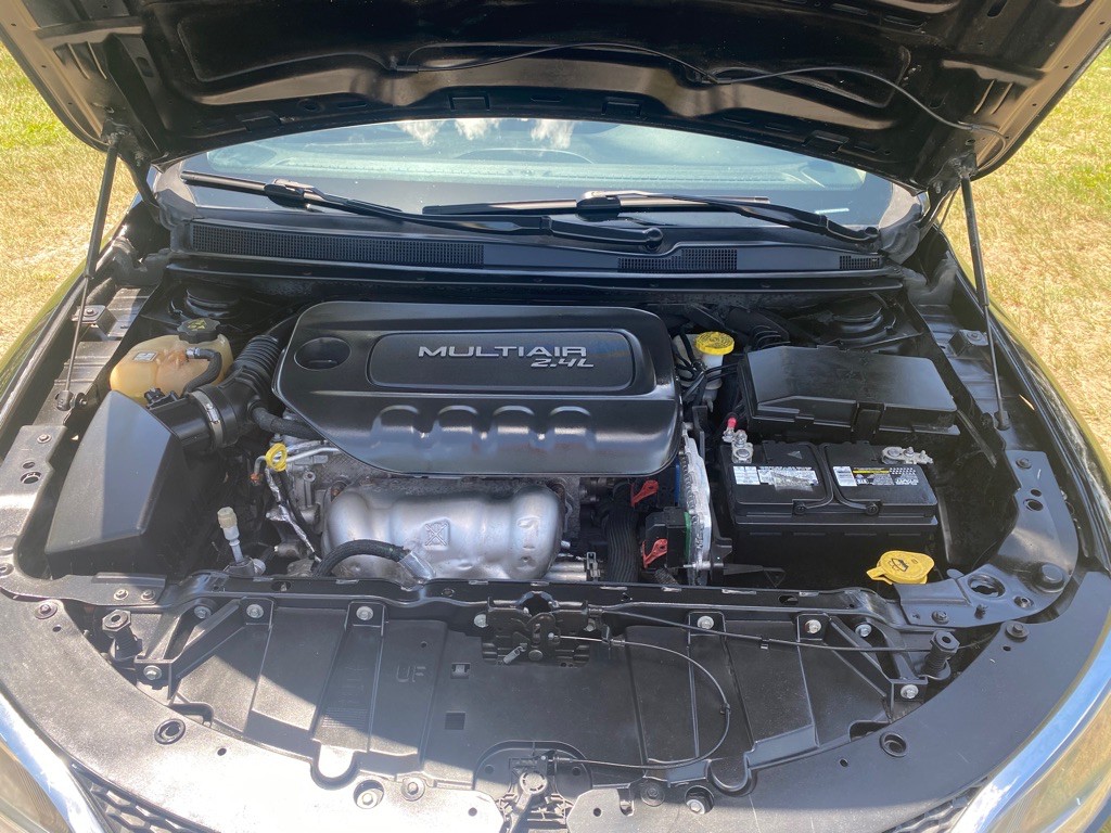 2016 Chrysler 200 Image 12