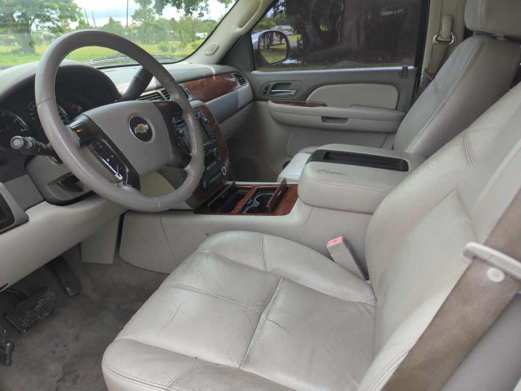2008 Chevrolet Suburban Image 10