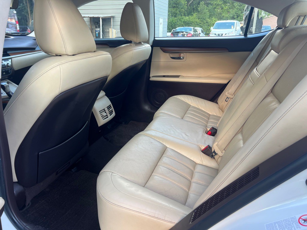 2016 Lexus ES Image 11