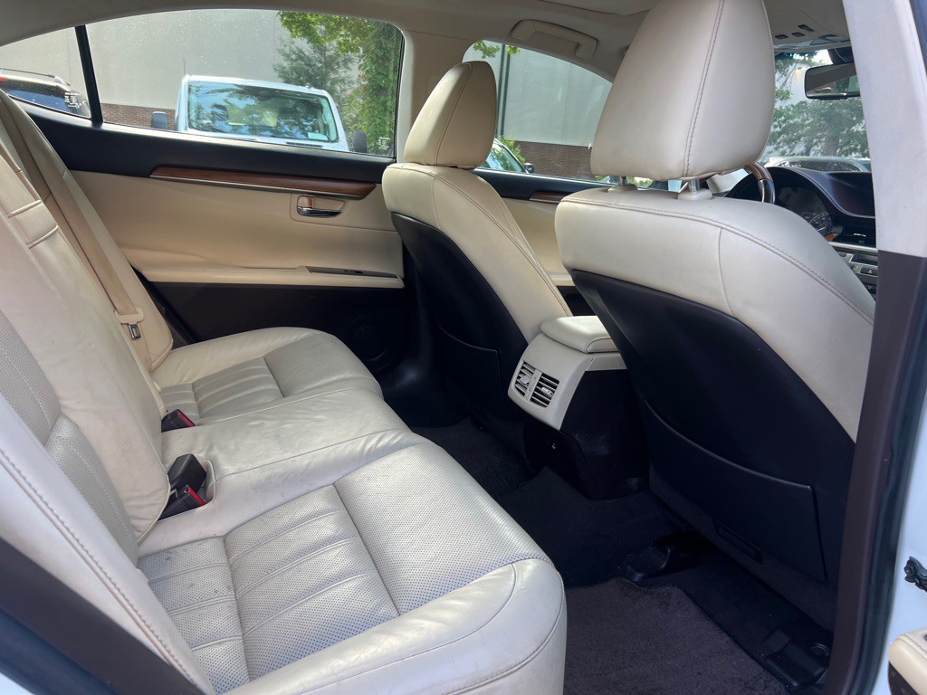 2016 Lexus ES Image 12