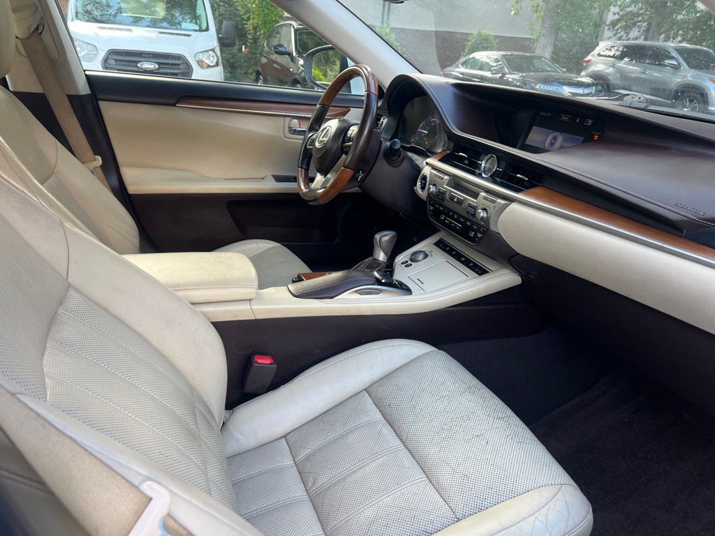 2016 Lexus ES Image 13