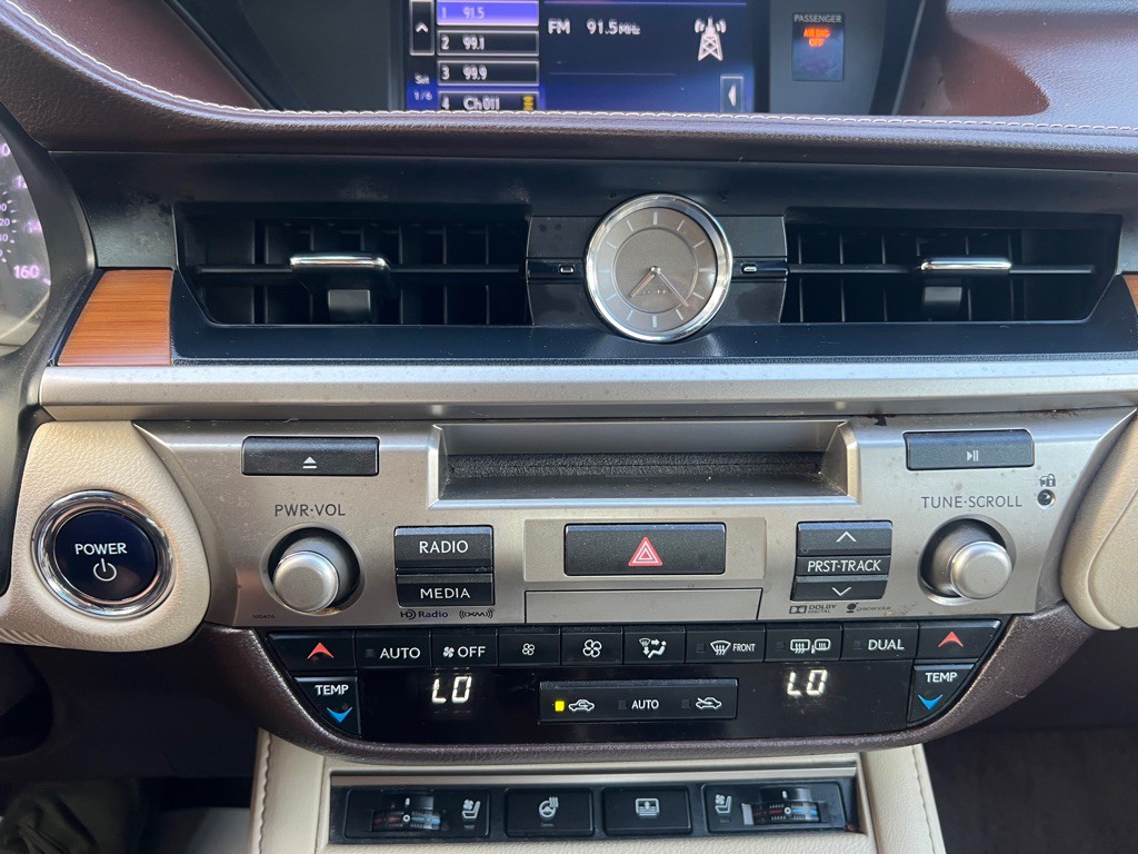 2016 Lexus ES Image 18