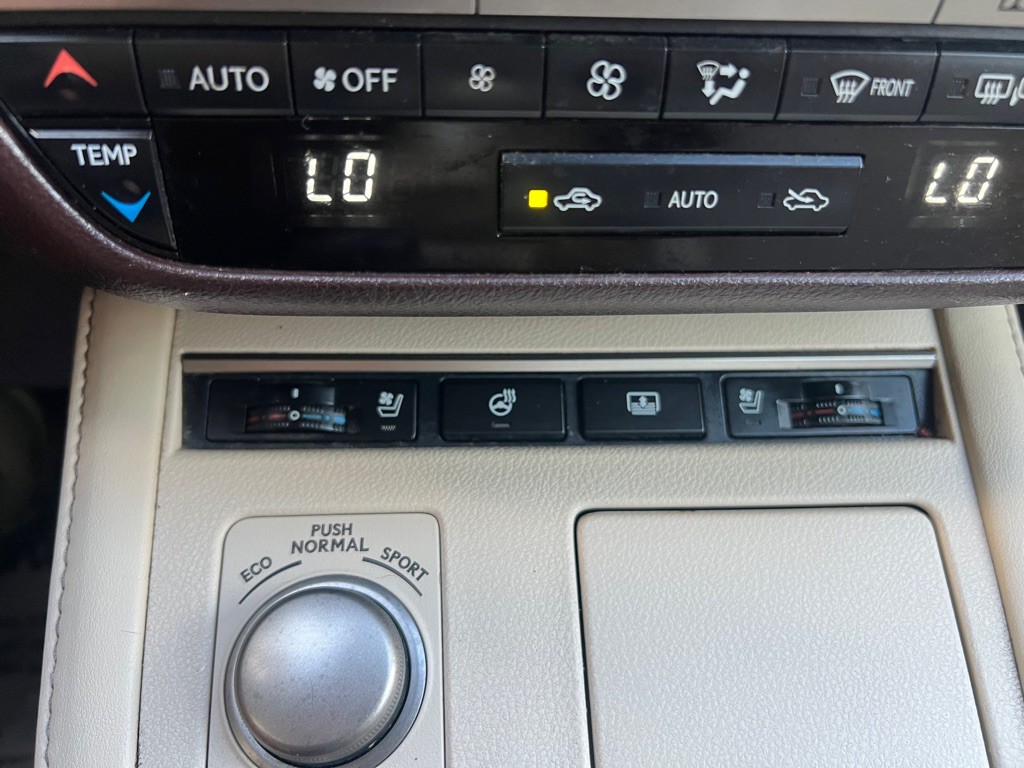 2016 Lexus ES Image 19