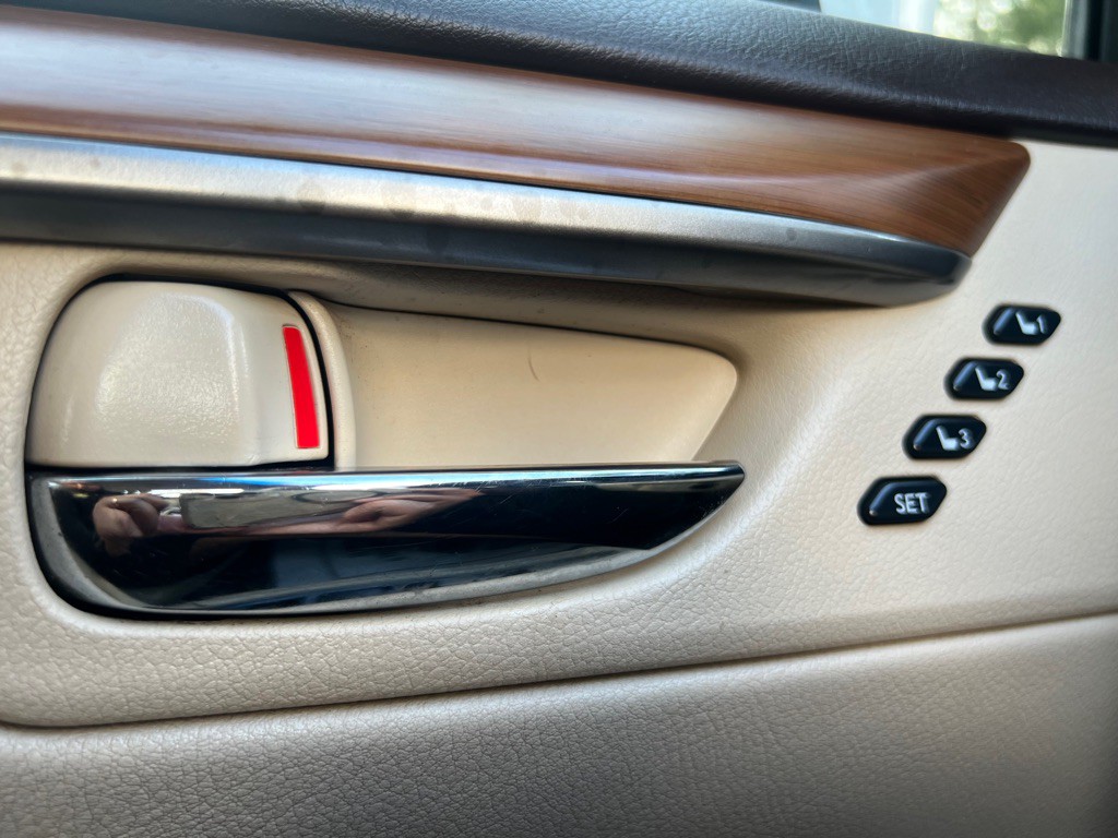 2016 Lexus ES Image 24