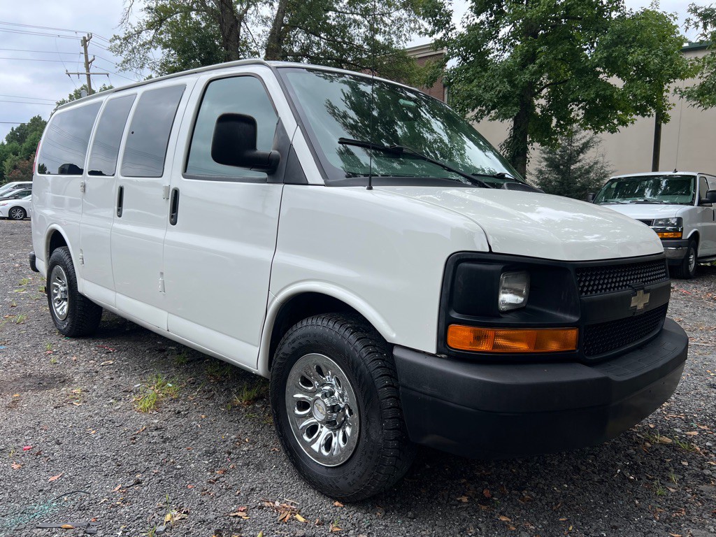 2011 Chevrolet Express Image 3