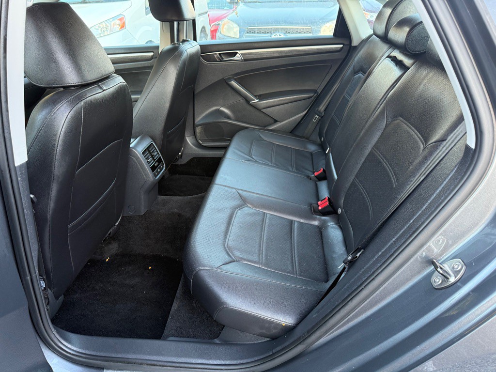 2017 Volkswagen Passat Image 9