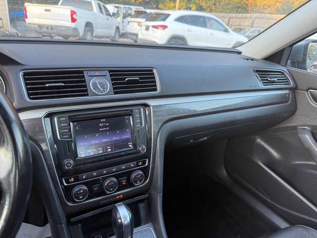 2017 Volkswagen Passat Image 15