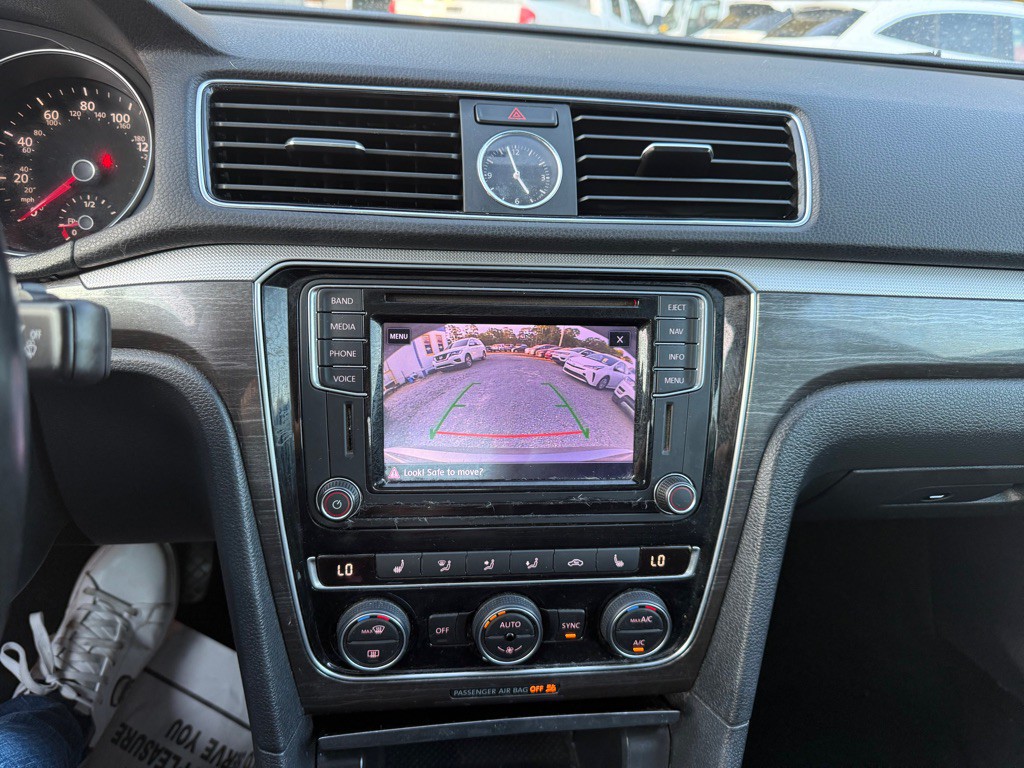 2017 Volkswagen Passat Image 17