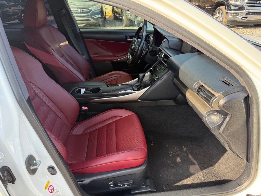 2017 Lexus IS Image 5