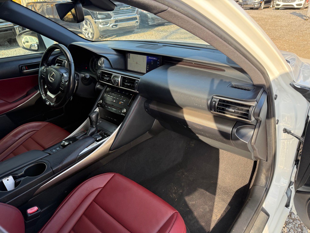 2017 Lexus IS Image 6