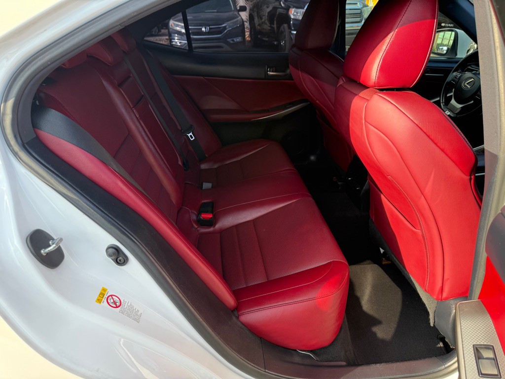 2017 Lexus IS Image 7