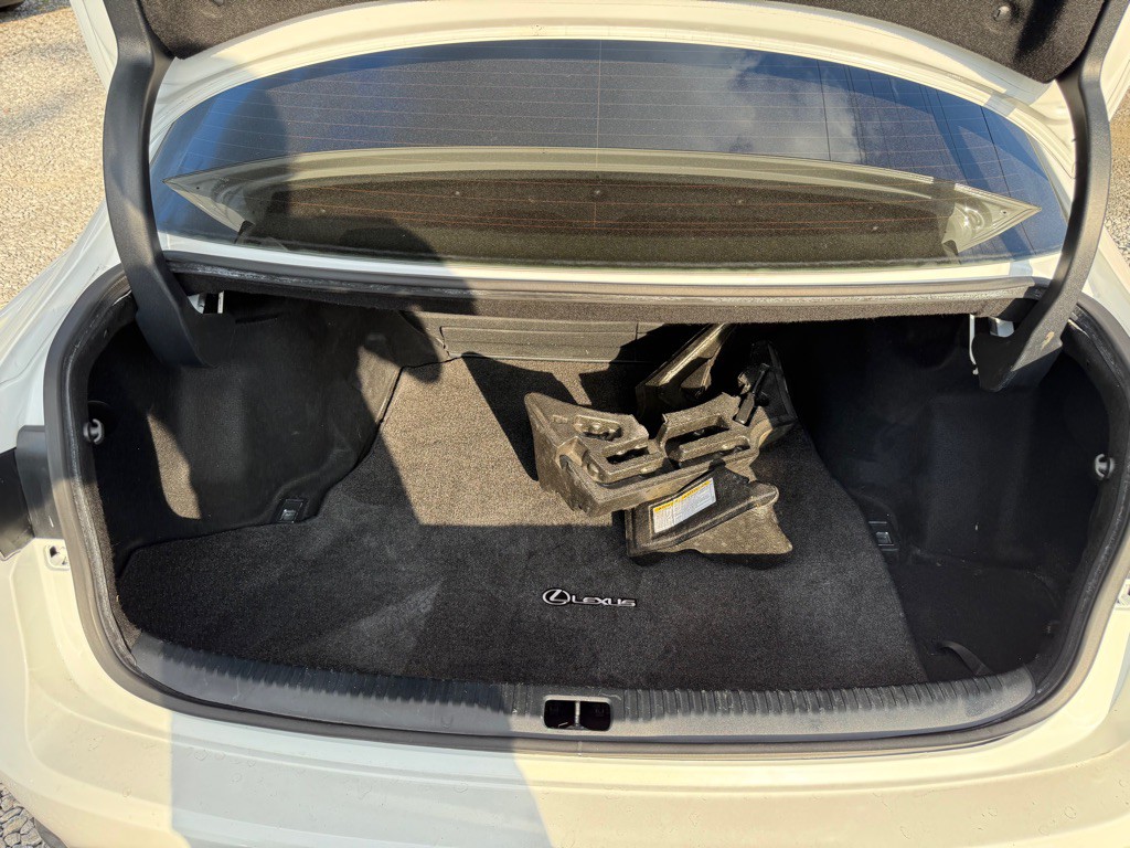 2017 Lexus IS Image 8