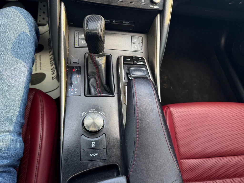 2017 Lexus IS Image 15