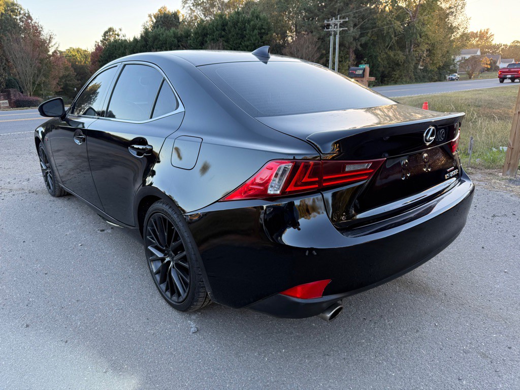 2016 Lexus IS Image 2