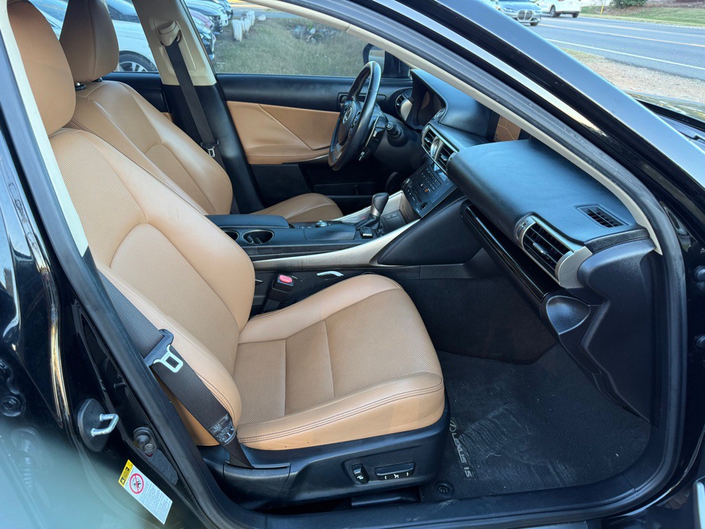 2016 Lexus IS Image 6