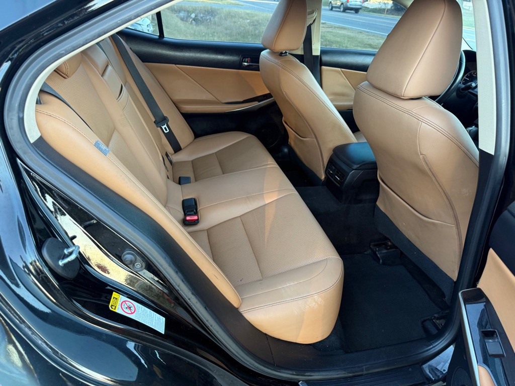 2016 Lexus IS Image 7