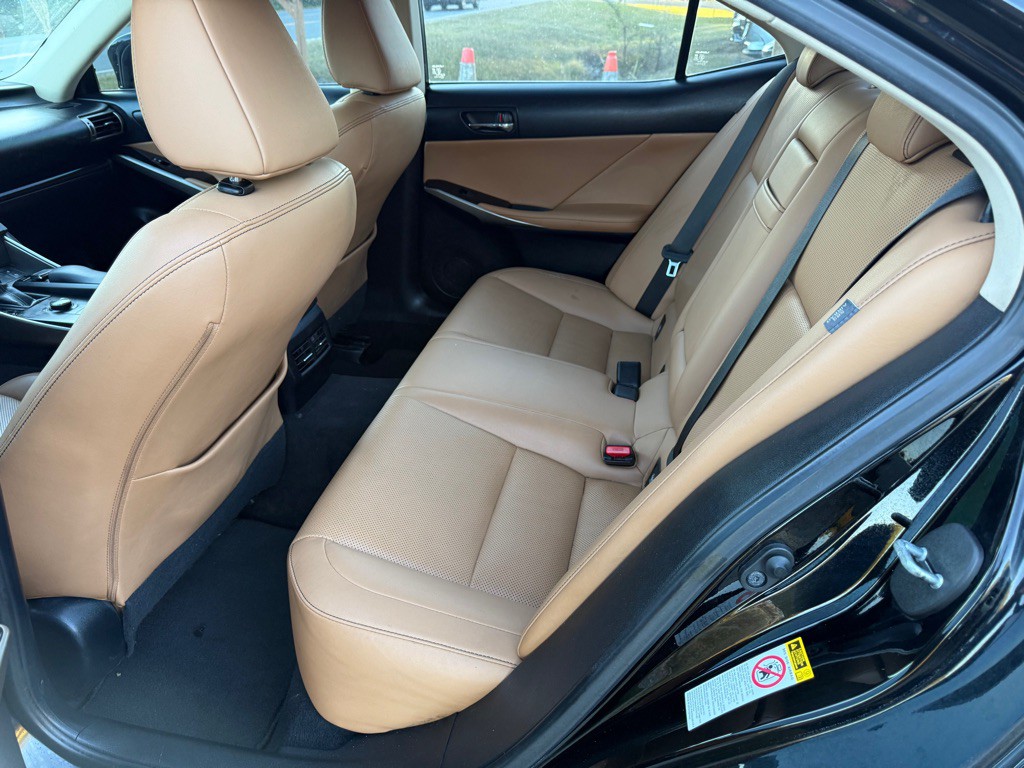 2016 Lexus IS Image 9