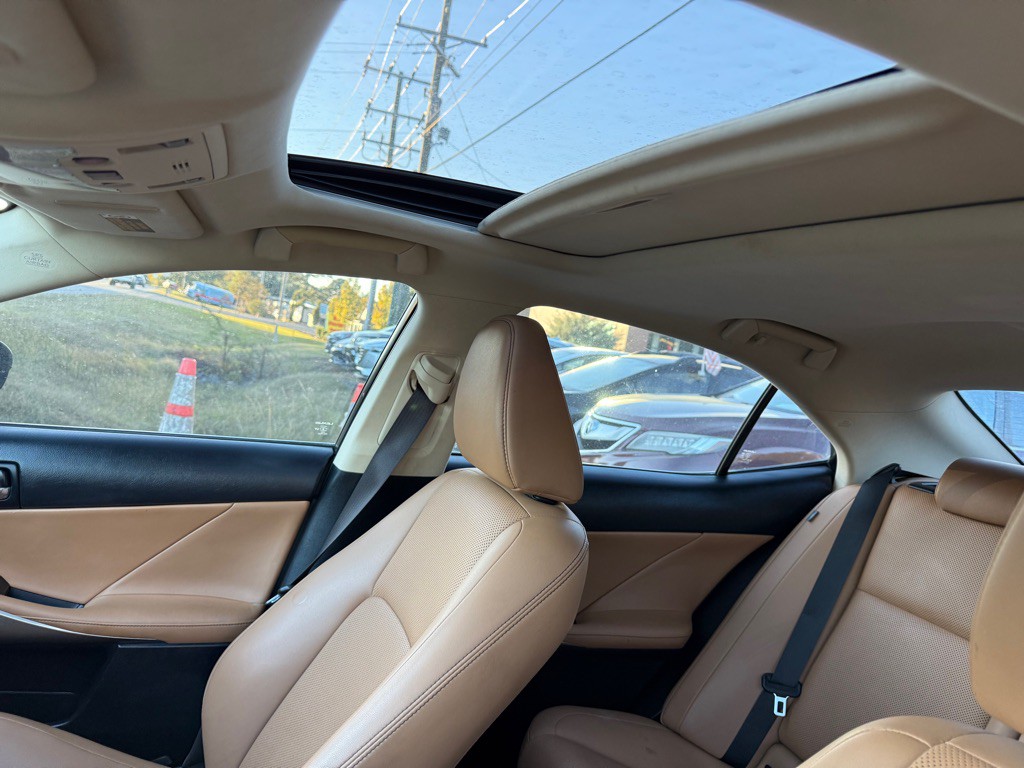 2016 Lexus IS Image 11