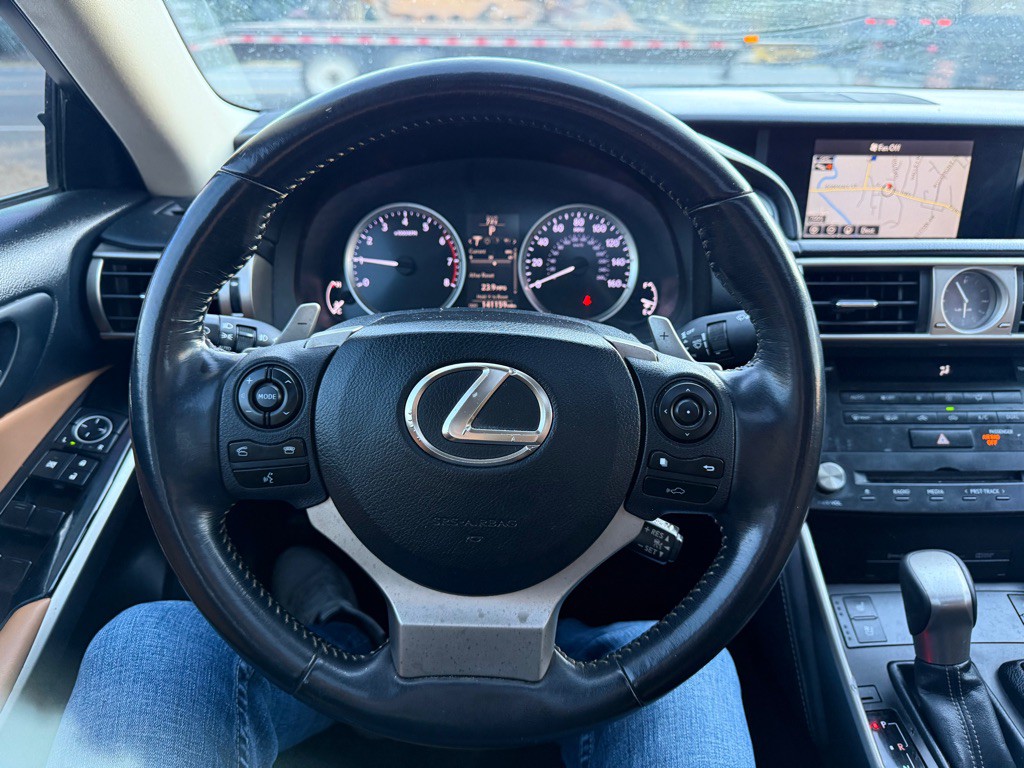 2016 Lexus IS Image 13