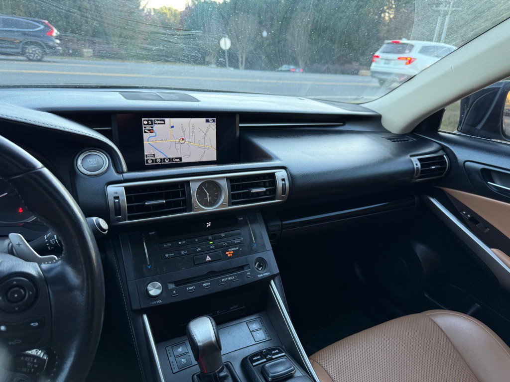 2016 Lexus IS Image 15