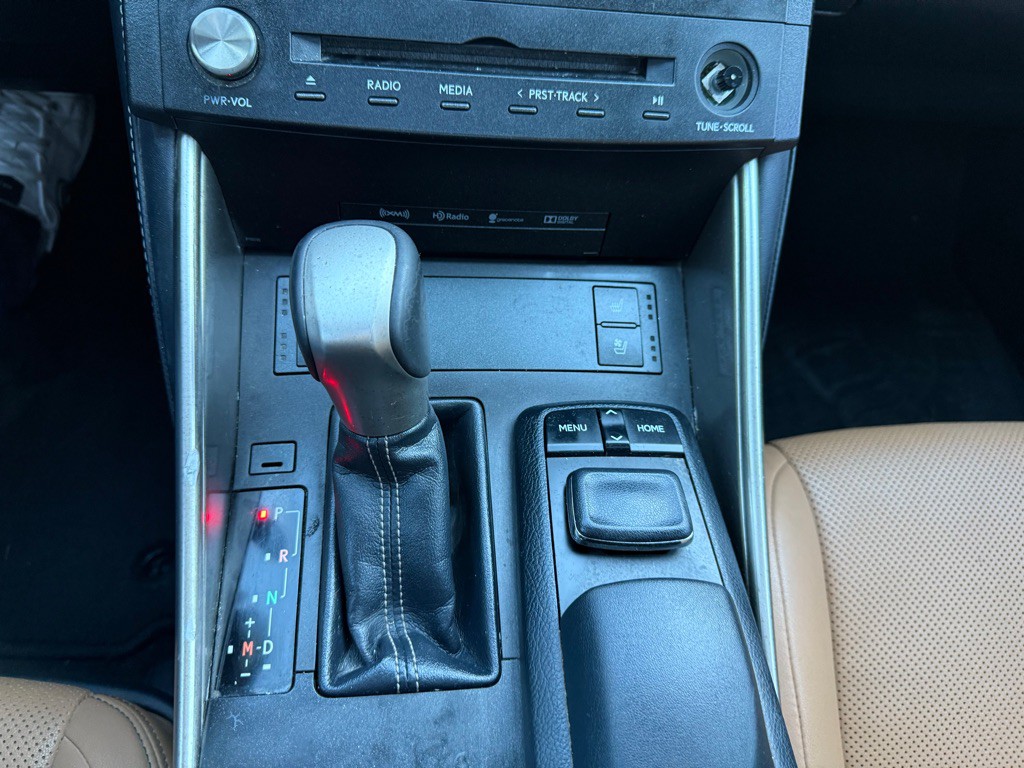 2016 Lexus IS Image 16