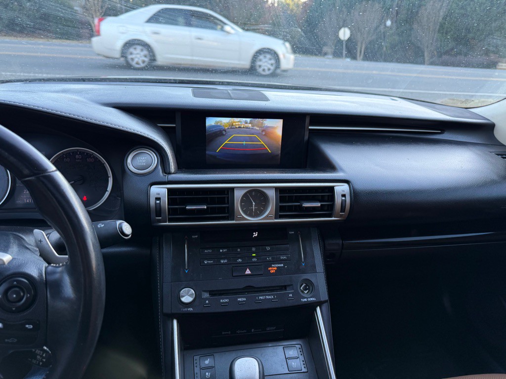 2016 Lexus IS Image 18