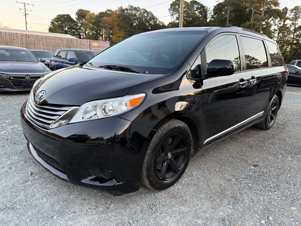 2017 Toyota Sienna Image 1