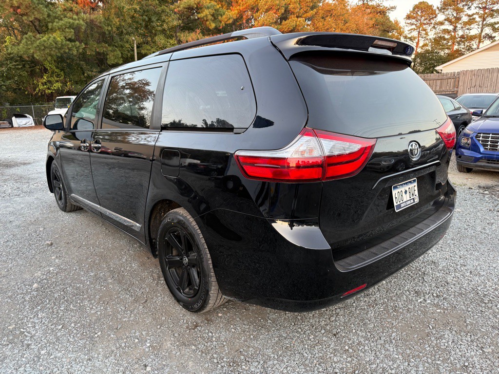 2017 Toyota Sienna Image 2