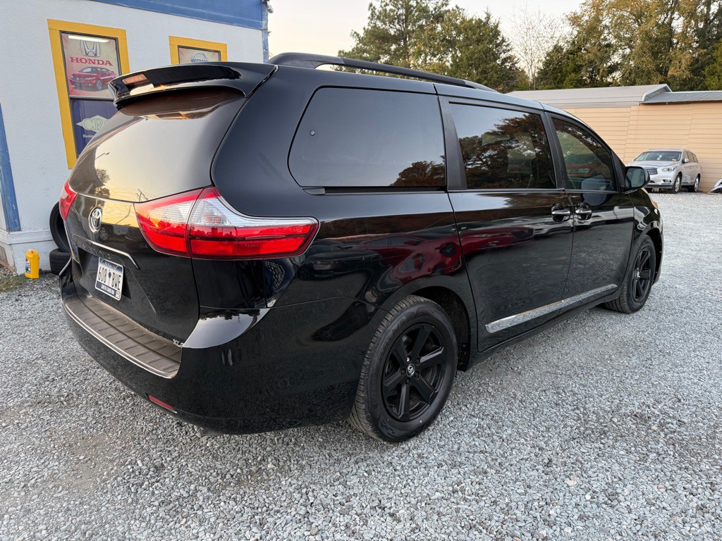 2017 Toyota Sienna Image 3