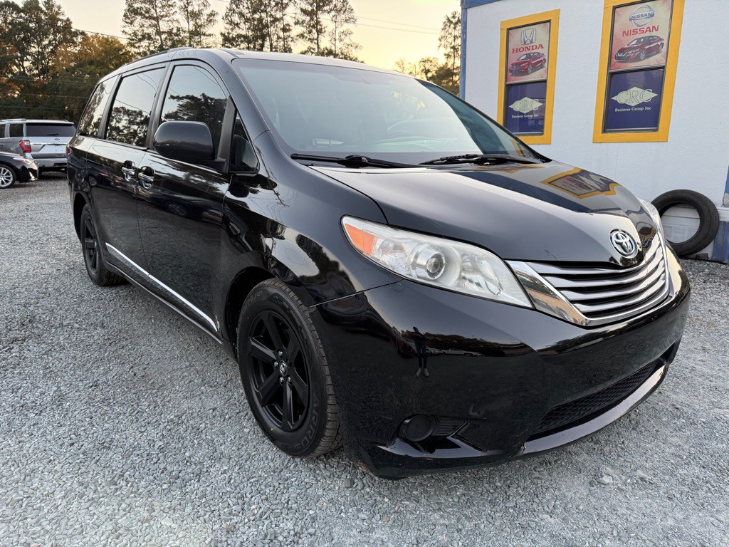 2017 Toyota Sienna Image 4