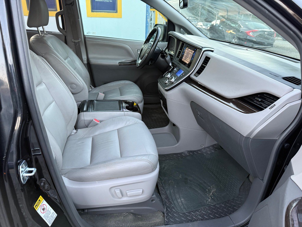 2017 Toyota Sienna Image 5